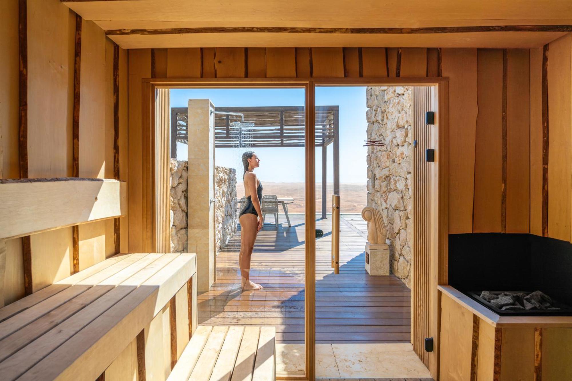 Beresheet By Isrotel Exclusive Mitzpe Ramon Esterno foto A woman in a steam room