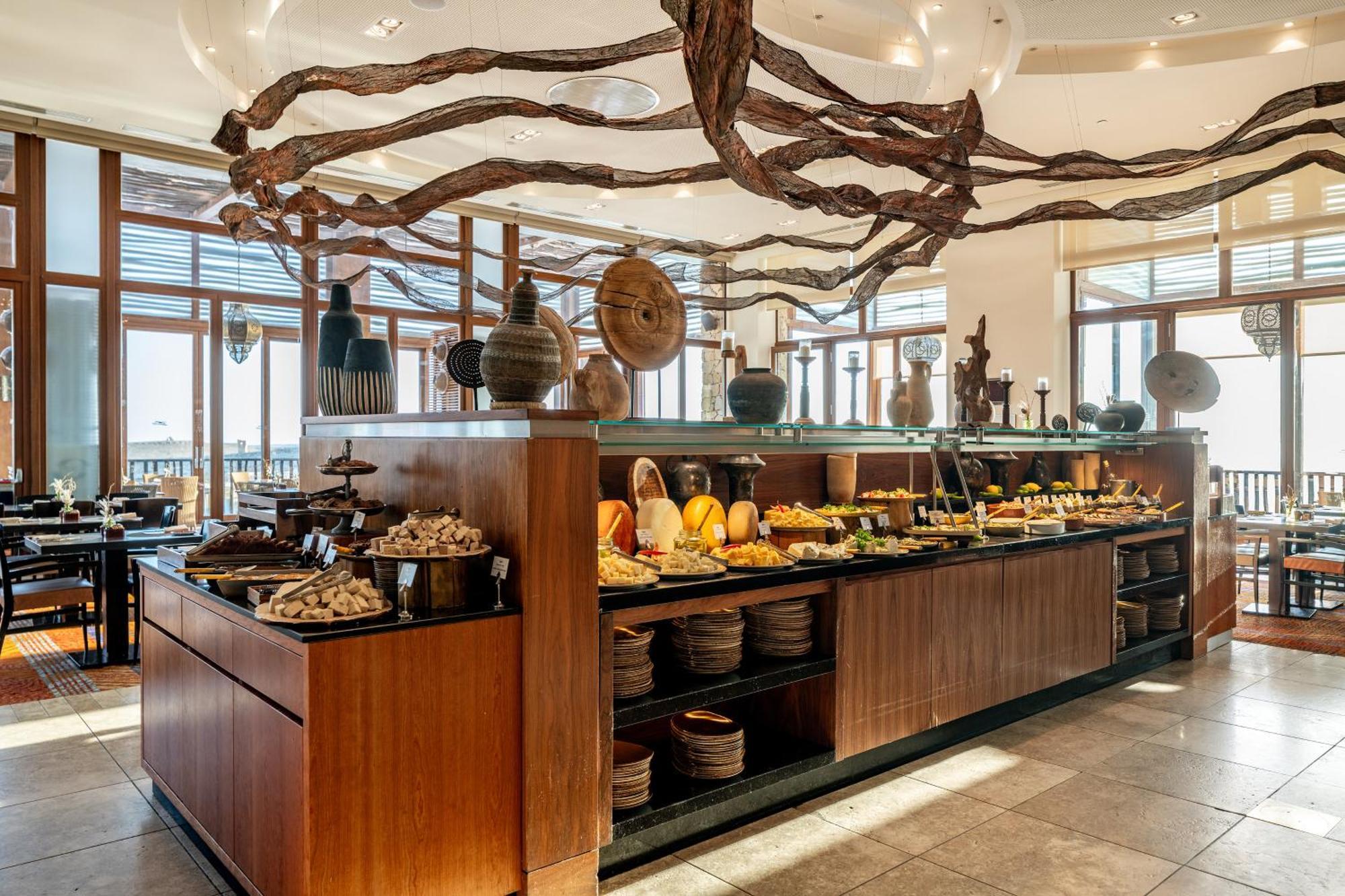 Beresheet By Isrotel Exclusive Mitzpe Ramon Esterno foto The buffet at the restaurant