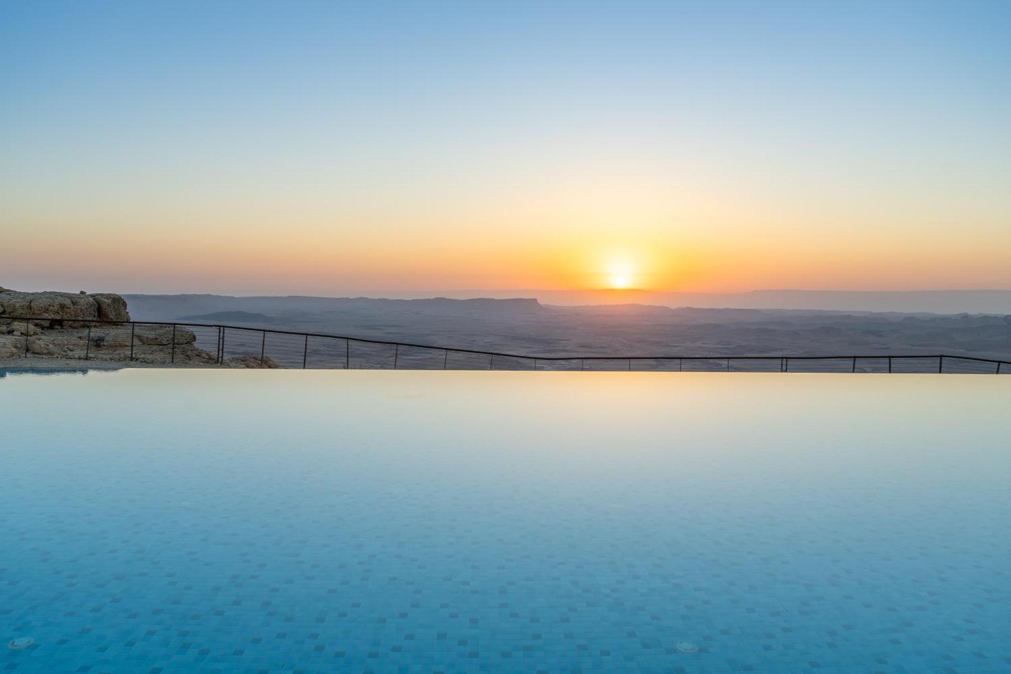 Beresheet By Isrotel Exclusive Mitzpe Ramon Esterno foto Sunset over the Dead Sea